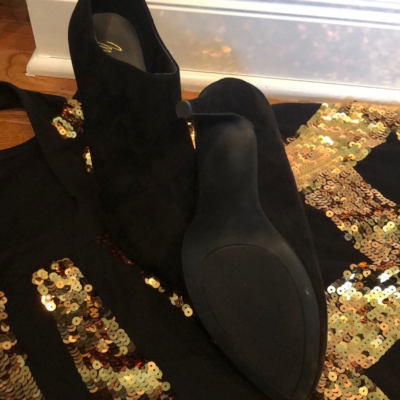 Black Suede Shootie in size 8.5 - Picture 2 of 4